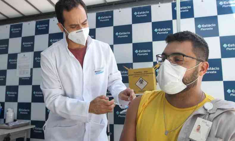 Maquinista Amauri De Souza Jnior, de 33 anos, recebendo a dose de reforo contra a COVID-19
