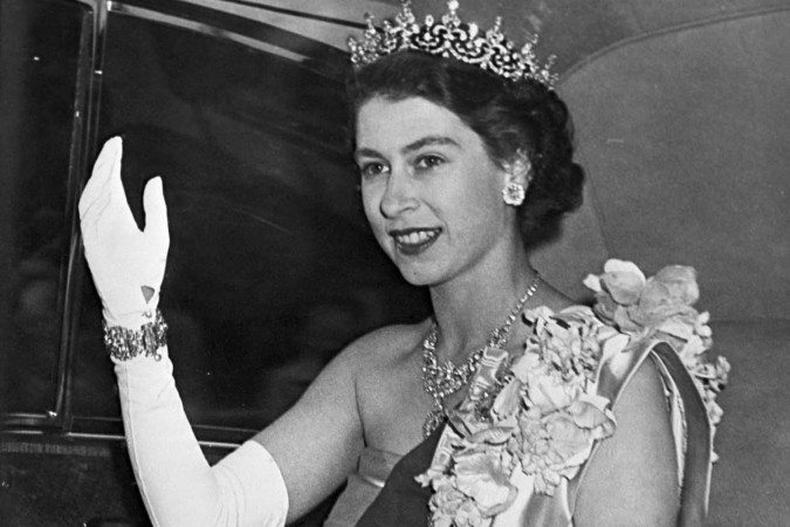 (foto: AFP) ELIZABETH II