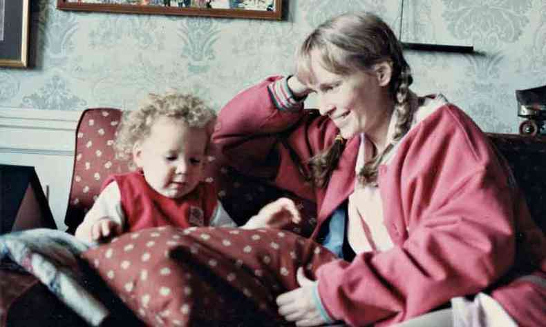 Mia Farrow com Dylan, que ela adotou em 1985, com meses de vida. Em 1991, Allen se tornou pai adotivo da menina