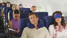 Como dormir melhor em voos longos, segundo especialista em sade do sono