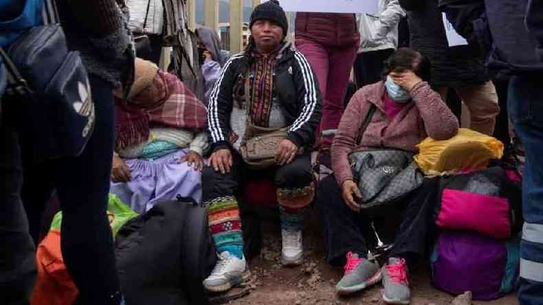 Passageiros retidos nas portas do aeroporto de Cusco