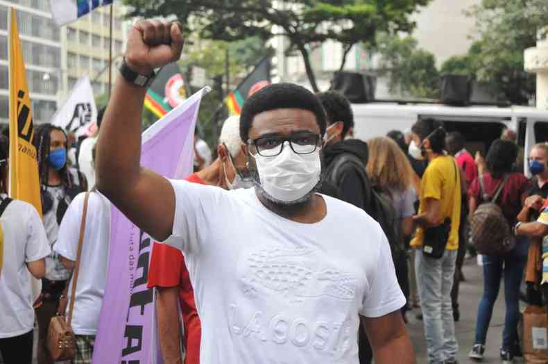 Gilberto Silva, presidente da RARI em Minas, com o punho cerrado, smbolo de resistncia em meio  violncia