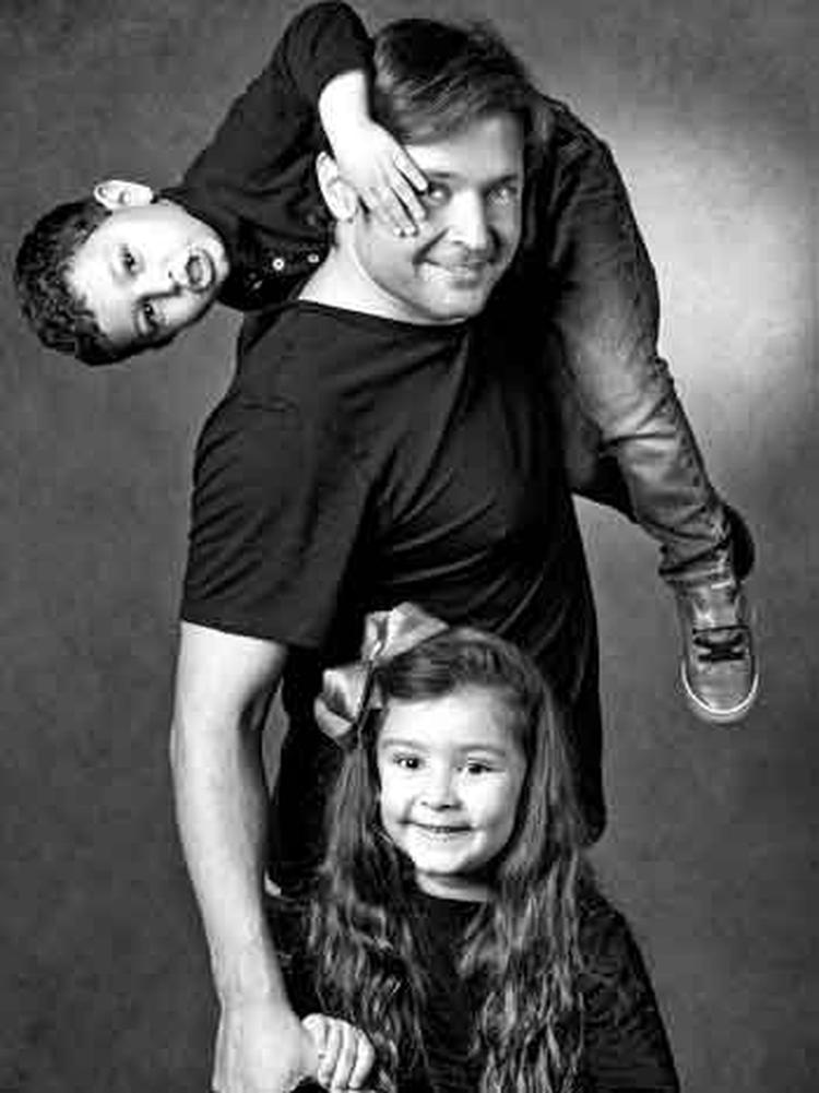 Ortopedista Daniel Oliveira, pai de Rafael, de 7 anos, e Mariana, de 9 