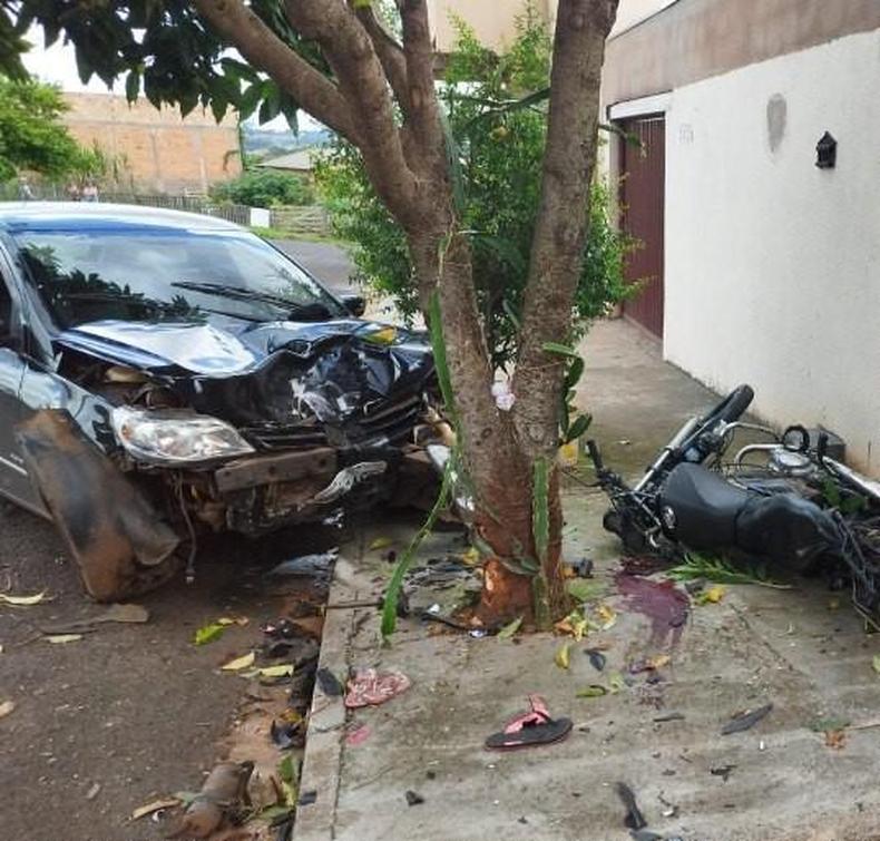 carro batido em rvore e sobre calada onde ocorreu o atopelamento