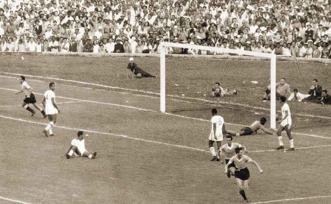 Diante de quase 180 mil torcedores, Uruguai venceu o Brasil, por 2 a 1, no Maracanazo(foto: Arquivo EM 16/7/50) Diante de quase 180 mil torcedores, Uruguai venceu o Brasil, por 2 a 1, no Maracanazo(foto: Arquivo EM 16/7/50)