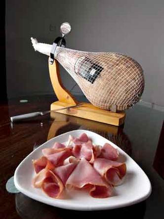Os produtos da Salumeria Chiari podem ser vendidos em peça inteira ou porções embaladas a vácuo(foto: Pedro Motta/Esp. EM) Os produtos da Salumeria Chiari podem ser vendidos em peça inteira ou porções embaladas a vácuo(foto: Pedro Motta/Esp. EM)