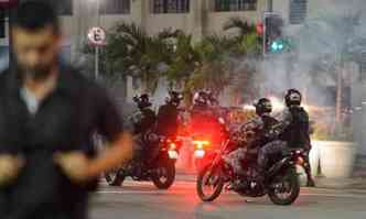 Policiais militares da Tropa de Choque dispersam manifestantes na Cinelndia (foto: Fernando Frazo/Agncia Brasil)