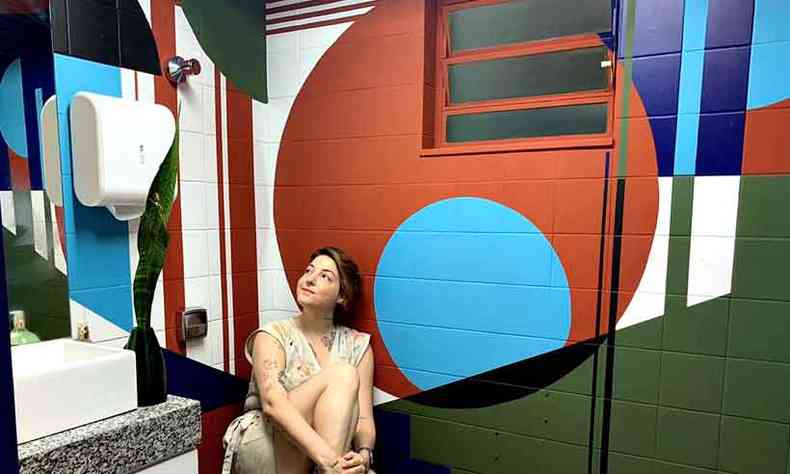 Fernanda Calabria Lage se descobriu ao encher as paredes brancas de cores(foto: Leca Novo e Juliano Arantes/divulgao)