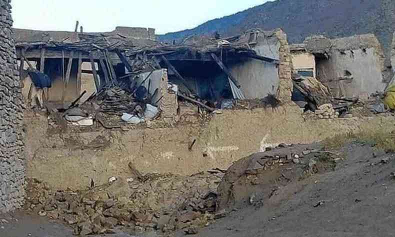 Casas destrudas no terremoto no Afeganisto