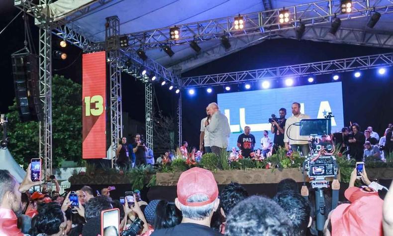 Lula fala para apoiadores durante comcio em Montes Claros