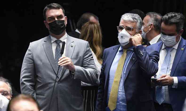 Os senadores Flvio Bolsonaro e Eduardo Giro