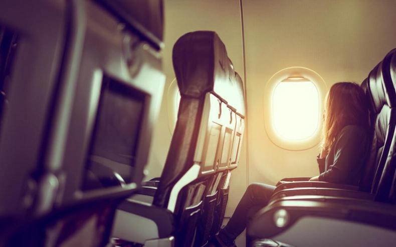 (foto: Freepik/Divulgação) Mulher andando de avião