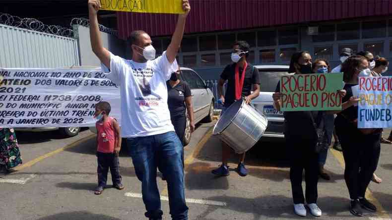 Servidores manifestaram em frente  Secretaria Municipal de Educao em maro; categoria est em estado de greve 