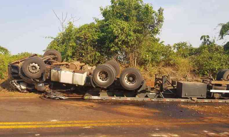 Caminho capotou na rodovia MGC-455, entre Pirajuba e Campo Florido, no Tringulo Mineiro(foto: CBM-MG/Divulgao)