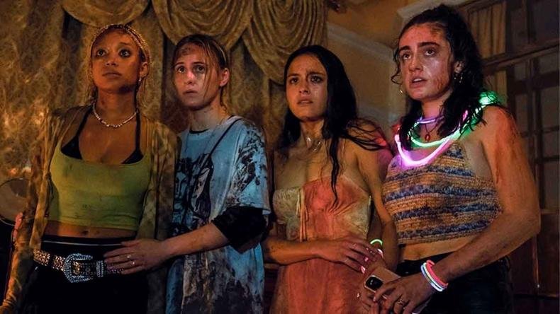 Quatro jovens atrizes olham assustadas para a frente durante o filme Morte Morte Morte