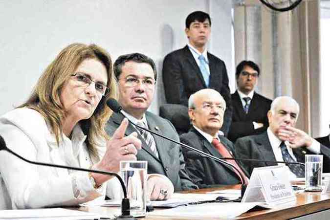 A presidente da Petrobras, Graa Foster, admitiu ontem em depoimento a senadores que o potencial de retorno dos investimentos na compra da Refinaria de Pasadena  baixo (foto: Geraldo Magela/Agncia Senado)