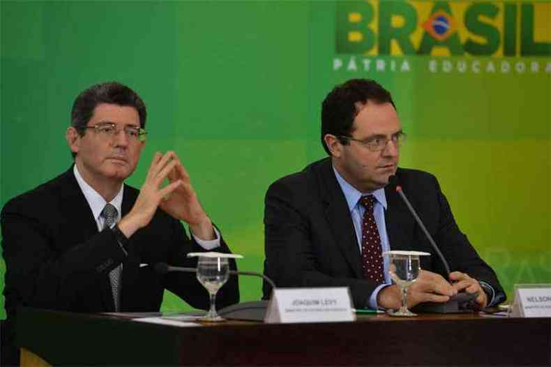 Os ministros da Fazenda, Joaquim Levy, e do Planejamento, Nelson Barbosa, anunciam cortes no Oramento durante coletiva(foto: Valter Campanato/Agncia Brasil )