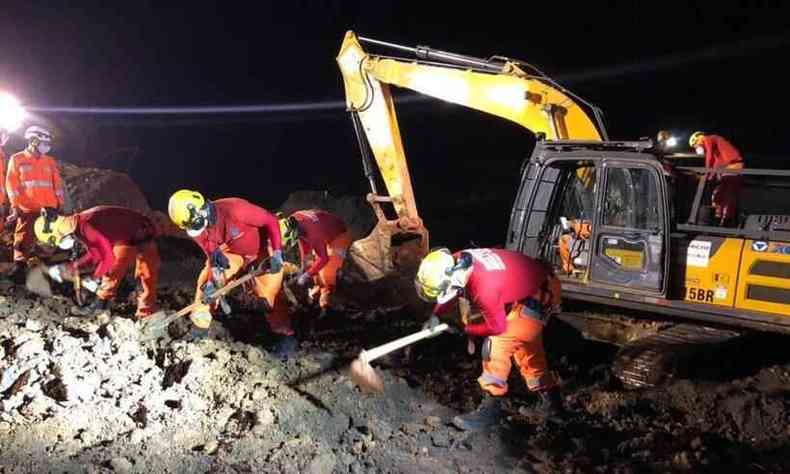 Militares atuam na rea Remanso 1, onde corpo foi encontrado nessa tera (24/8)(foto: Divulgao/Corpo de Bombeiros)