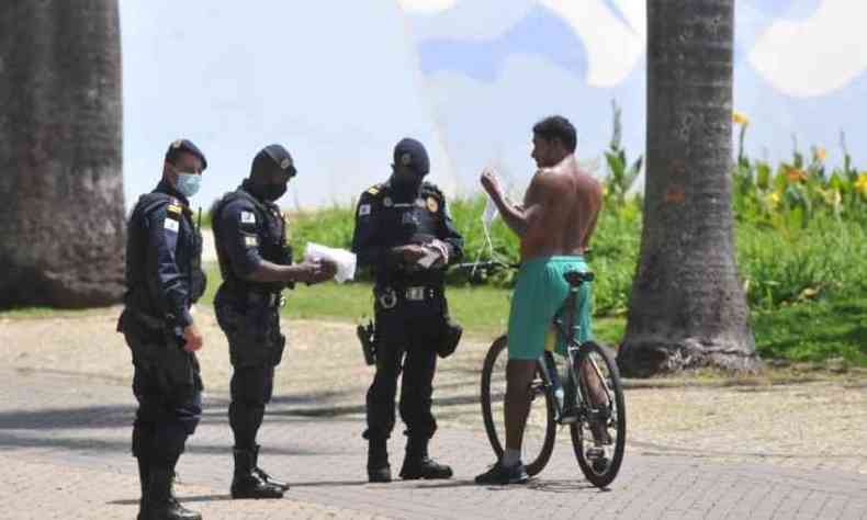 Na Lagoa da Pampulha, guarda oferecia mscara a quem estivesse sem equipamento(foto: Gladyston Rodrigues/EM/DA Press)