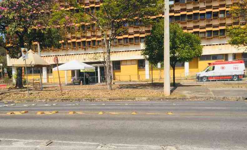 Posto de vacinao da UFMG vazio na manh desta quarta-feira (8/9)