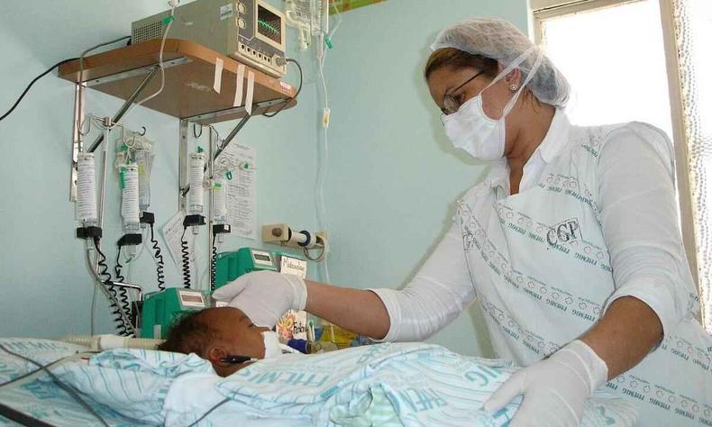 Profissional cuida de criana em hospital