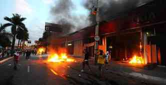 Concessionria foi invadida por vndalos em junho do ano passado e teve veculos incendiados(foto: Euler Jnior/EM/DA Press)