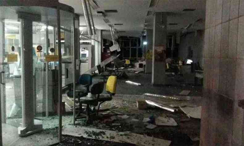 Em Passos, 20 ladres explodiram as agncias do Banco do Brasil e da Caixa (foto: Reproduo da internet/WhatsApp)