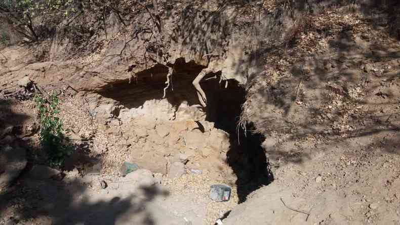 Local onde corpo de homem foi soterrado na vazante do Rio Gorutuba(foto: Corpo de Bombeiros/divulgaao)