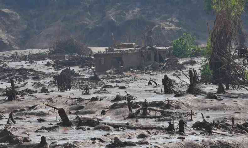 Distrito de Bento Rodrigues devastado pelos rejeitos da barragem do Fundo, que estourou em Mariana