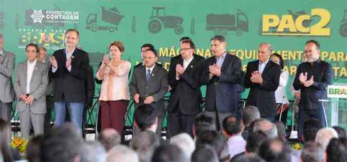 Acompanha de atuais e ex-ministros, a presidente Dilma voltou a tratar de assuntos poltcos em cerimnia em Contagem, na Regio Metropolitana de BH(foto: Beto Magalhes/EM/D.A Press )