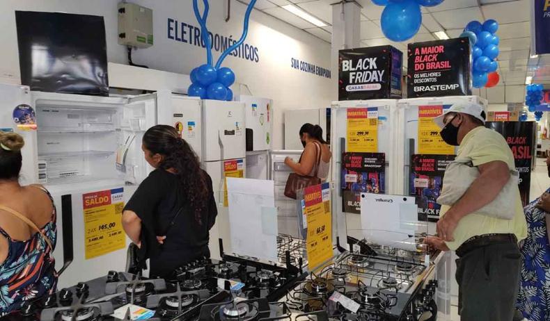 Na foto, clientes na loja Casas Bahia, na regio Central de BH