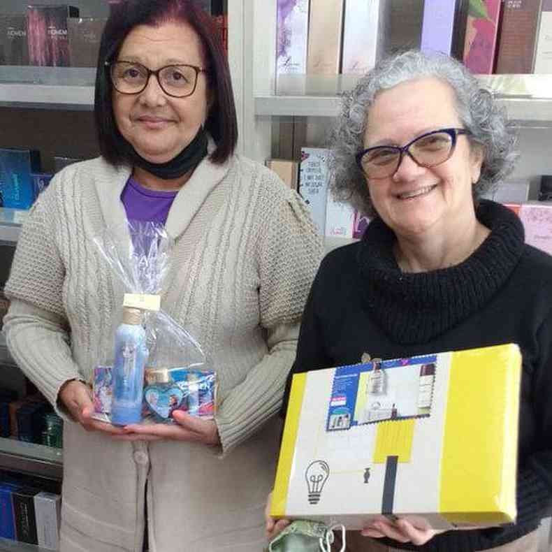 Vera Lcia Cardoso de Mendona e Amlia da Silva Netto trabalham juntas vendendo cosmticos(foto: BBC)