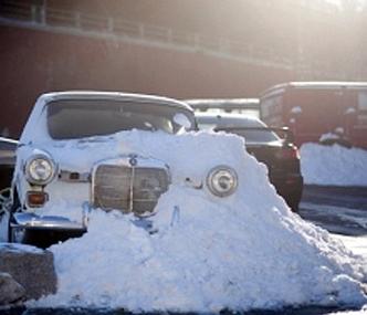 Carros ficaram totalmente encobertos pela neve(foto: Agncia Brasil/Divulgao)