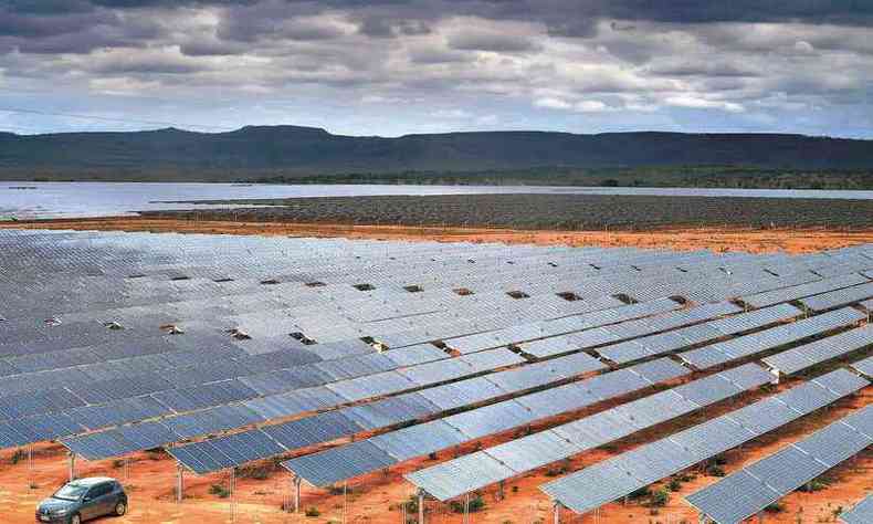 Pirapora-MG - vista da maior usina de energia solar da Amrica Latina, em Pirapora