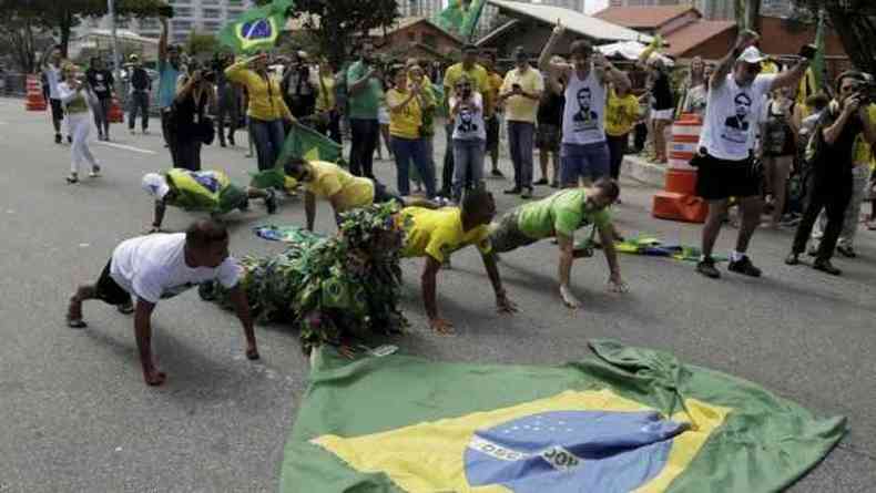 Bolsonaristas fazem flexão a la Bolsonaro em manifestação em 2018