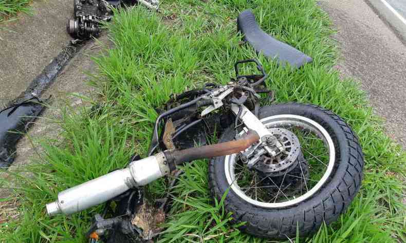 Moto se parte em trs em acidente no Sul de Minas(foto: Polcia Rodoviria Federal (PRF) / Divulgao)