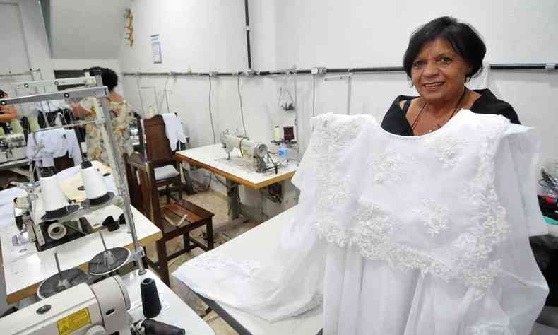 A costureira Isabel Aparecida finaliza vestimenta de anjo para as encenaes do perodo, com tcnicas ensinadas pela me