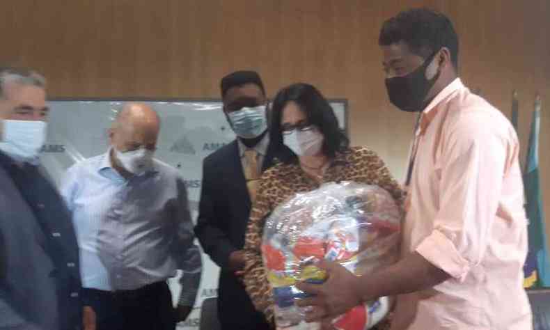 Ministra Damares Alves entregou cestas bsicas para comunidades quilombolas em Montes Claros 