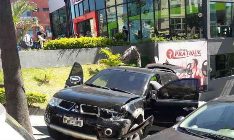 Testemunhas contaram que o suspeito tentou fugir em um carro, mas bateu em uma rvore(foto: Reproduo / WhatsApp)