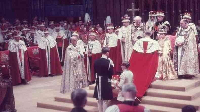 Philip foi o primeiro a homenagear a rainha aps a coroao: um decreto real determinou que ele teria precedncia aps a rainha em todas as ocasies(foto: Getty Images)