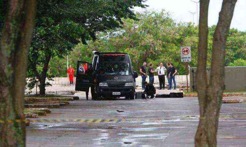 Equipe da Polcia Militar do Distrito Federal foi acionada diante da denncia de uma bomba na regio do Ministrio do Planejamento(foto: Ana Rayssa/CB/D.A Press)