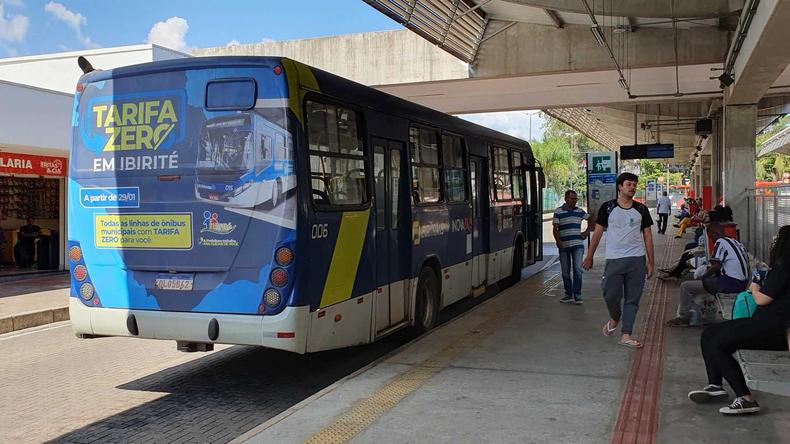 nibus municipal de Ibirit parado em plataforma do Terminal Ibirit. Na traseira do veculo h uma propaganda da Tarifa Zero adotada na cidade