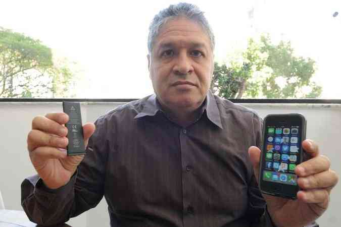Professor, Hlvio de Avelar Teixeira  cliente da marca e se surpreendeu com problema na bateria do celular(foto: Jair Amaral/EM/D.A Press)