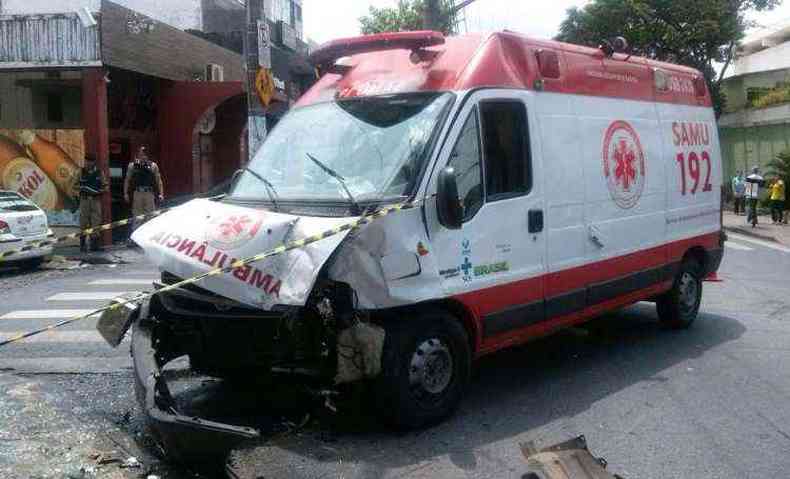 A frente da ambulncia do Servio de Atendimento Mvel de Urgncia (Samu) ficou destruda(foto: Beto Novaes/EM/D.A.Press)