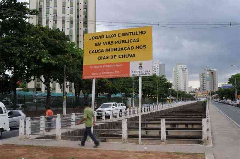 Placa avisa sobre risco de alagamento no crrego cachoeirinha, na Avenida Bernardo Vasconcelos, no Bairro Palmares (foto: Tlio Santos/EM/D.A Press)