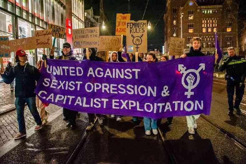 Manifestantes fazendo passeata segurando cartazes no Dia Internacional da Mulher, em Amsted, na Holanda, em 8 maro de 2023