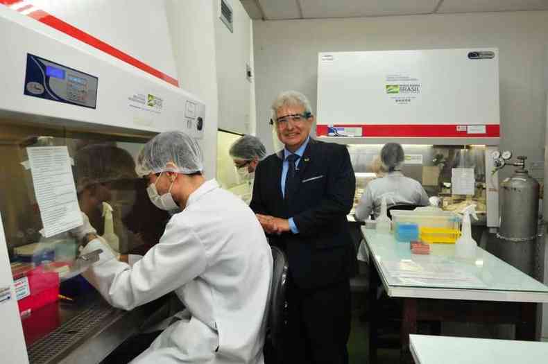 O ministro Marcos Pontes visitou os laboratrios da UFMG(foto: Gladyston Rodrigues/EM/DA PRESS)