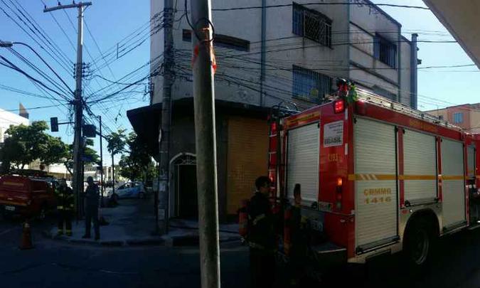 As chamas se espalharam por um apartamento do terceiro andar do prédio(foto: Leandro Couri/EM/D.A.Press) As chamas se espalharam por um apartamento do terceiro andar do prédio(foto: Leandro Couri/EM/D.A.Press)