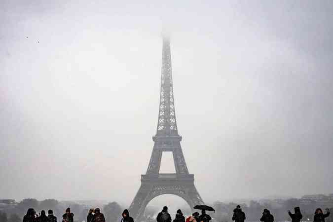 Torre Eiffel foi fechada por causa da nevascaLIONEL BONAVENTURE/AFP