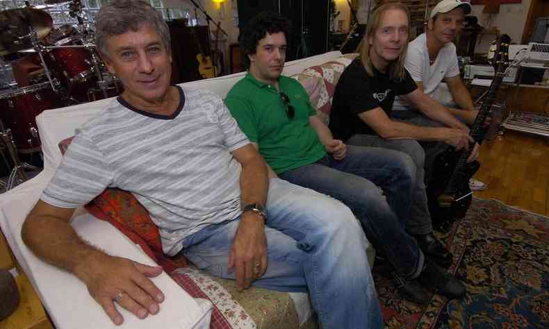 Msicos Flvio Venturini, Srgio Mello, Srgio Hinds e Srgio Magro, sentados no sof, olham para a cmera
